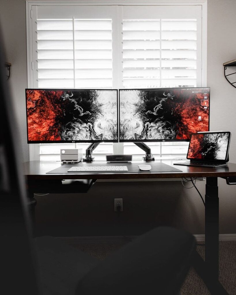 Can A Minimalist Setup Include Dual Monitors?