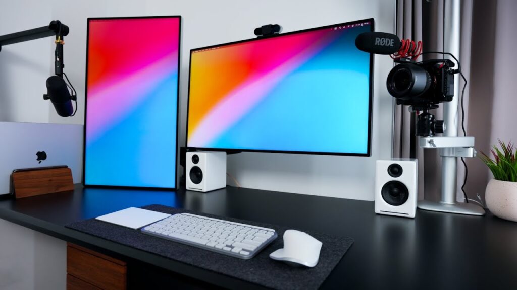 Can A Minimalist Setup Include Dual Monitors?