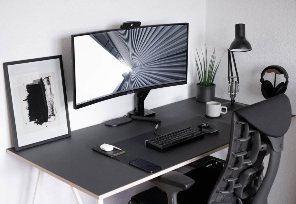 What Kind Of Computer Setup Is Best For A Minimalist Office?